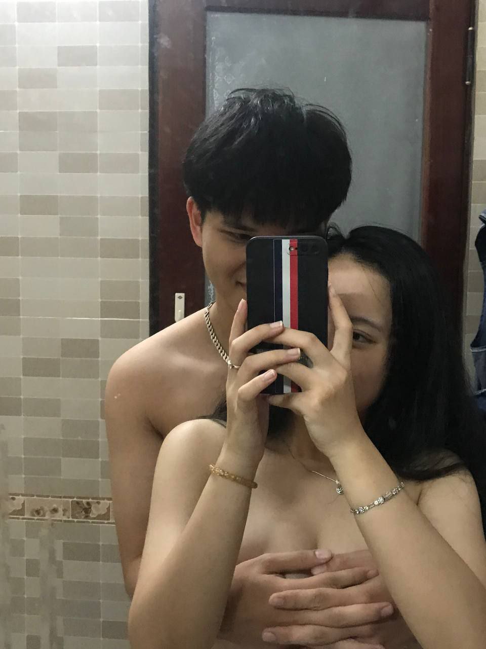 Anh chàng Đàm Hoa Khỉ phát sóng trực tiếp cảnh làm thủ tục nhận phòng tại khách sạn sao~ Anh ta đã trả giá đắt để hẹn gặp một cô gái đeo kính, hôn, sờ mó, tán tỉnh, cưỡi ngựa, nhấc chân, tiến vào từ phía sau, quan hệ với cô ấy một cách thô bạo đến mức cô ấy không thể chịu đựng được...