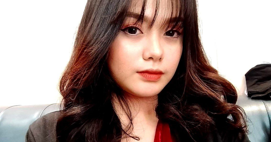 Một cô gái trẻ tóc ngắn, gợi cảm đang trong thời kỳ cho con bú, có hai bầu ngực lớn và đang vắt một cốc sữa. Cô ấy nhấc váy da lên và thủ dâm